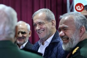 عکس؛ سفر به تاریخ؛ «مسعود پزشکیان» با جلیقه و لباس نظامی در قایق در دوران جنگ؛ دهۀ 60