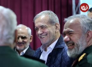 عکس؛ سفر به تاریخ؛ «مسعود پزشکیان» با جلیقه و لباس نظامی در قایق در دوران جنگ؛ دهۀ 60