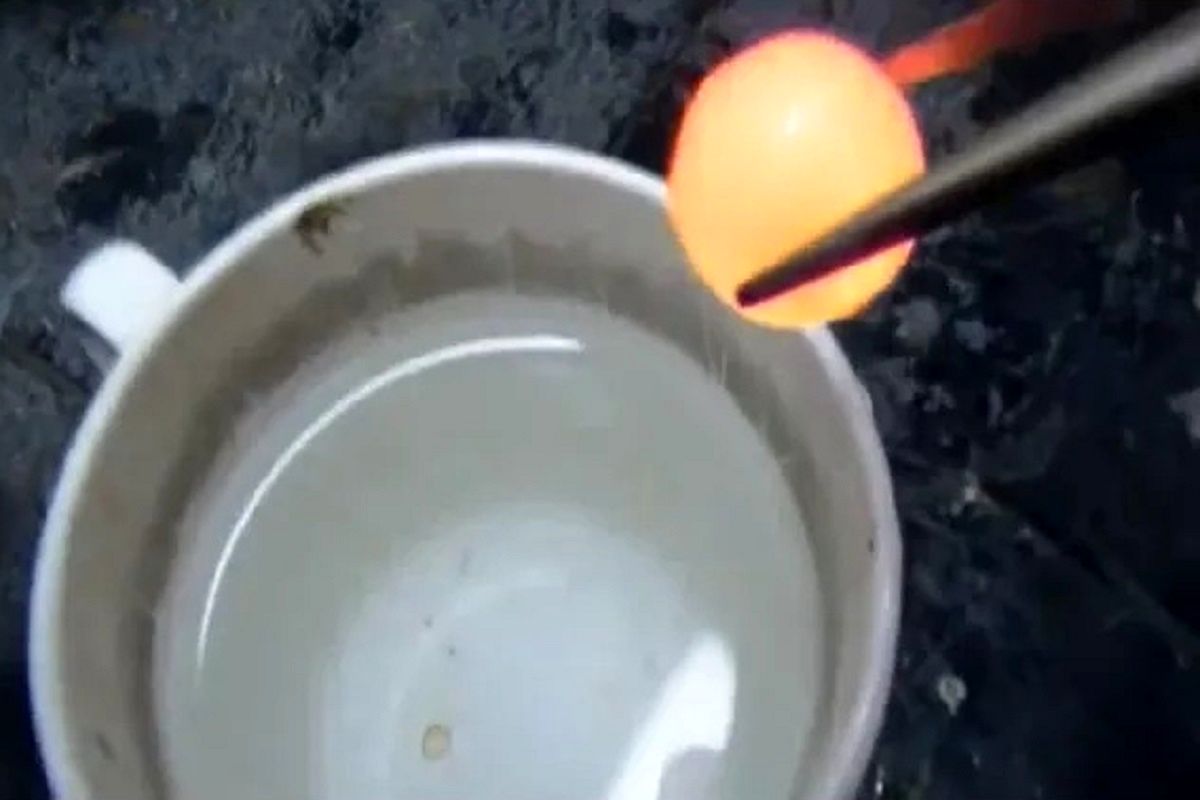 (ویدئو) اگر توپ نیکل داغ را در آب بیندازید چه اتفاقی می افتد؟