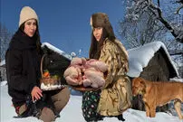 (ویدئو) غذای روستایی در گیلان؛ پخت آبگوشت با مرغ در طبیعت برفی 