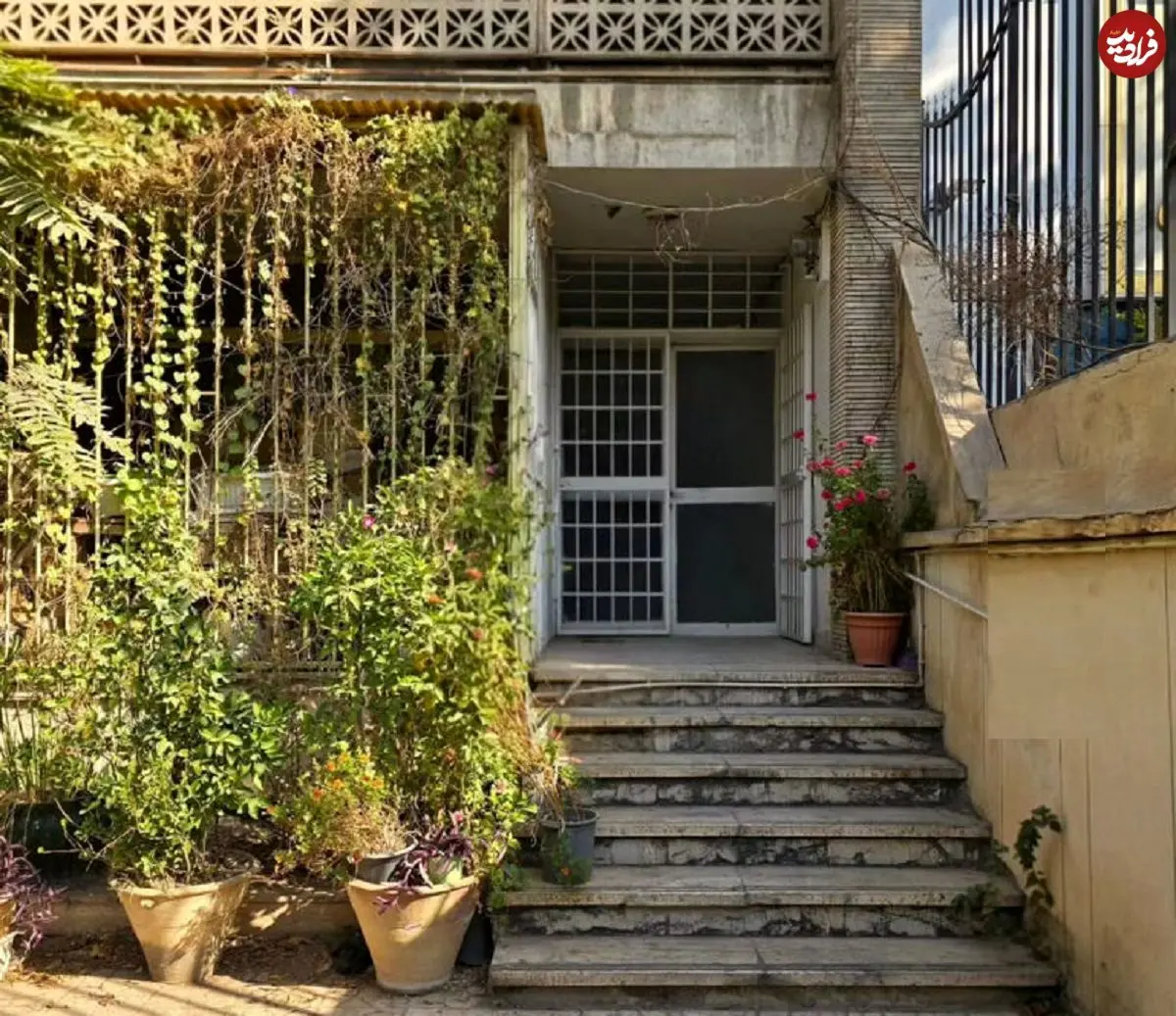 تصاویر؛ آپارتمان سبز و قهوه‌ای که مثل یک آلبوم عکس قدیمی مهربان است