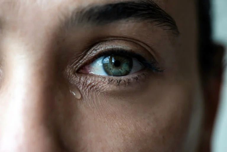 نتیجه یک مطالعه عجیب: بوییدن اشک زنان ۴۴ درصد از خشونت مردان می‌کاهد
