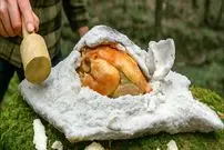 ببینید| غذای روستایی در سوئیس؛ پخت مرغ کامل در لایه ای از نمک و در جنگلی زیبا 