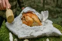 ببینید| غذای روستایی در سوئیس؛ پخت مرغ کامل در لایه ای از نمک و در جنگلی زیبا 