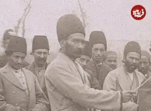 عکس| سفر زمان؛ «فلک کردن نمایشی» یک مرد در دوران قاجار