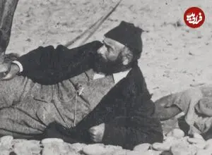 عکس| سفر زمان؛ علی بیک تشریفاتچی به همراه دو عراقی در حال استراحت در بیابان؛ 140 سال قبل