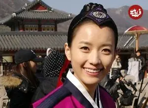 عکس| سفر زمان؛ عکس یادگاری «دونگ‌یی» با یک هوادار در پشت صحنه