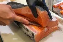 (ویدئو) مهارت خیره کننده سرآشپز تایوانی در برش زدن سالمون نروژی برای تهیه ساشیمی