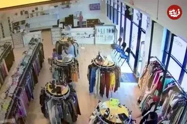 ببینید| لحظه وحشتناک برخورد خودرو با ویترین بوتیک