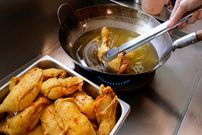 ببینید؛ غذای خیابانی در تایلند؛ مرغ سرخ شده با برنج، تخم مرغ و سبزیجات در بانکوک