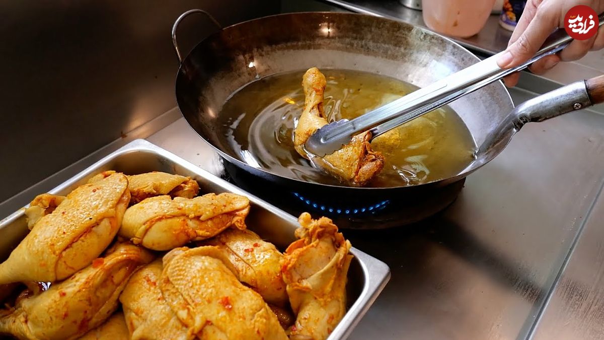 ببینید؛ غذای خیابانی در تایلند؛ مرغ سرخ شده با برنج، تخم مرغ و سبزیجات در بانکوک