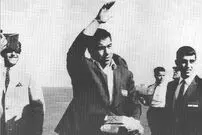 عکسی دیده نشده از استقبال غافلگیرکننده مردم از غلامرضا تختی در دهه سی