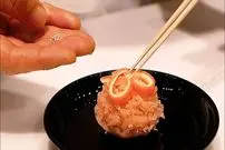 ببینید| غذای خیابانی در ژاپن؛ تهیه شیرینی های سنتی به شکل های مختلف در توکیو