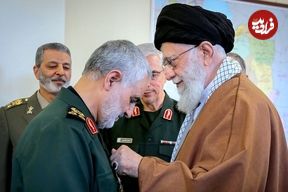 عکس| سفر به تاریخ؛ «سردار سلیمانی» و «رهبر انقلاب» در بازدید از موزۀ جنگ کرمان؛ 20 سال قبل