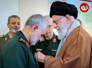 عکس| سفر به تاریخ؛ «سردار سلیمانی» و «رهبر انقلاب» در بازدید از موزۀ جنگ کرمان؛ 20 سال قبل