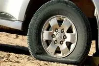 (ویدئو) حمله عجیب یک زن با چاقو به لاستیک‌های چند ماشین در دزفول