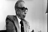 عکس| سفر در زمان؛ «علی امینی، نخست وزیر وقت» در حال بازدید از کارخانه جیپ