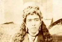 عکس| سفر به ایران قدیم؛ «مویدالملوک» با موی بلندی که تا زانویش می‌رسید؛ 100 سال قبل