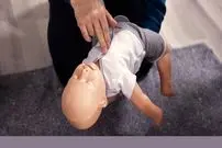 ببینید؛ لحظه‌ای طلایی برای نجات جان نوزاد هنگام خفگی