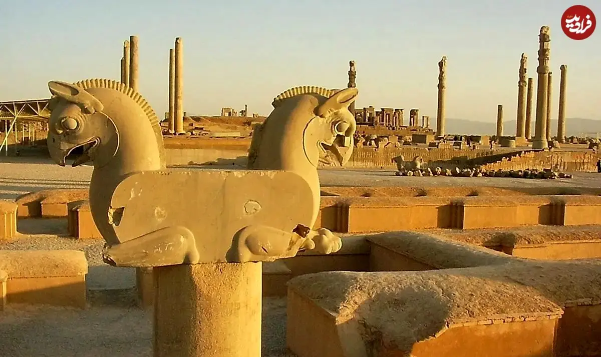 عکس| سفر در زمان؛ زن عشایر در حال شستن ظرف در جوی پایین تختگاه تخت جمشید؛ دهه 30