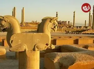 عکس| سفر در زمان؛ زن عشایر در حال شستن ظرف در جوی پایین تختگاه تخت جمشید؛ دهه 30