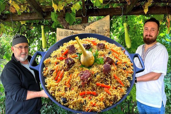 (ویدئو) غذای روستایی در ترکیه؛ پخت 6 کیلو پلو ازبکی با گوشت
