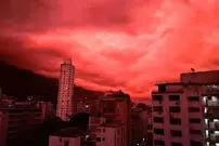ببینید| آسمان سرخ کاراکاس پس از زلزله‌های مرگبار