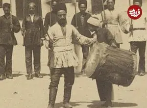 عکس| سفر زمان؛ تصویر دیده‌نشده از مراسم «شاخسی واخسی» در تهران در دوران قاجار