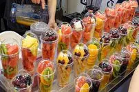 ببینید| برش ماهرانه کیوی، گریپ فروت، آناناس و دیگر میوه ها و تهیه آبمیوه با آنها در کره