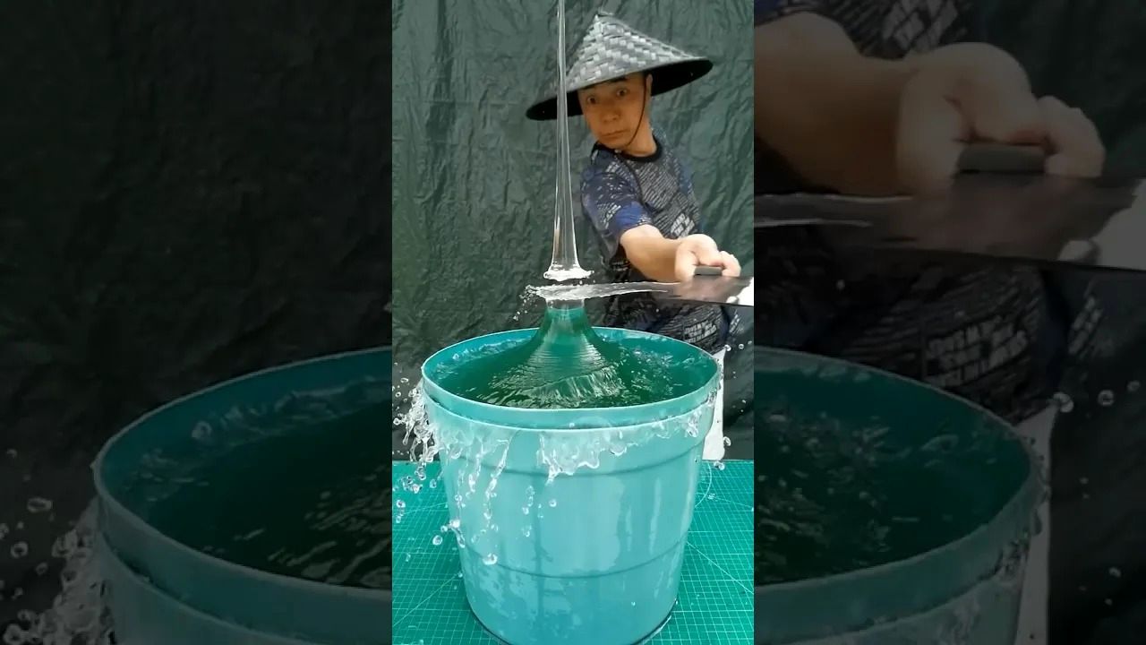 (ویدئو) برش زدن  شوکه کننده آب با ساتور در آسمان توسط یک استاد ژاپنی