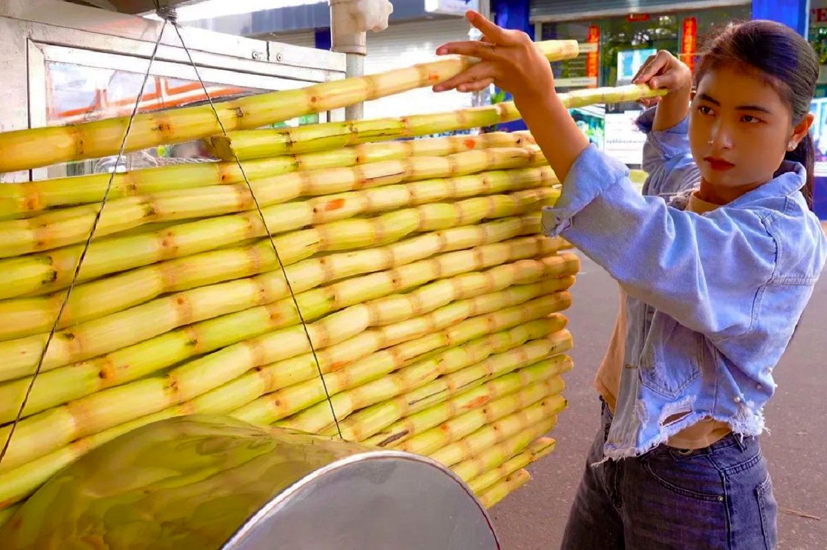 (ویدئو) فرایند تماشایی تهیه آب نیشکر توسط فروشندگان ماهر خیابانی کامبوج