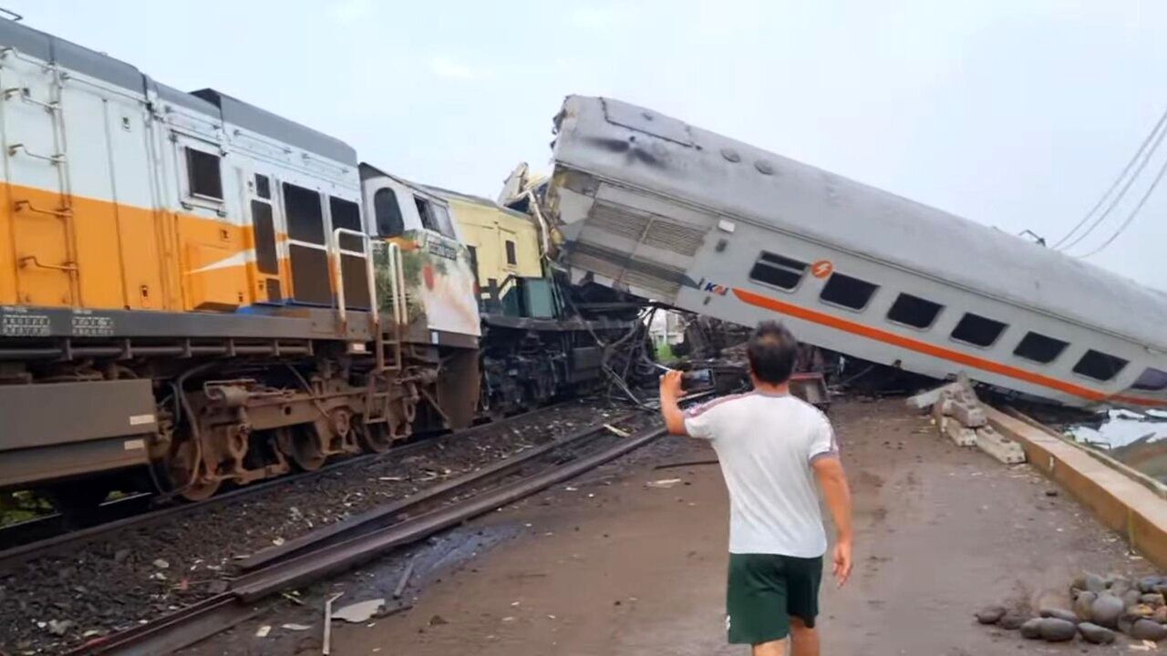 (ویدئو) برخورد مرگبار قطار در اندونزی