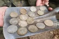 گنج سکّه‌های 400 ساله در جریان جستجو برای یافتن یک «جاده باستانی» پیدا شد