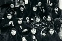 عکس| سفر زمان؛ زنان ناصرالدین شاه در حیاط عمارت اندرونی کنار حوض
