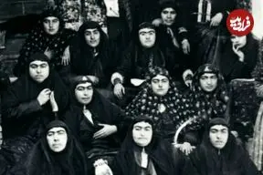عکس| سفر زمان؛ زنان ناصرالدین شاه در حیاط عمارت اندرونی کنار حوض