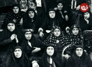 عکس| سفر زمان؛ زنان ناصرالدین شاه در حیاط عمارت اندرونی کنار حوض