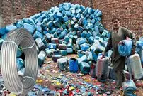 ببینید| ساخت شلنگ آب از طریق بازیافت دبه های قدیمی پلاستیکی در پاکستان