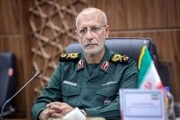 عکس؛ سفر به تاریخ؛ «سردار محرابی» در دهۀ 20 سالگی در حال گفتگو با بی‌سیم در سنگر؛ دهۀ 60