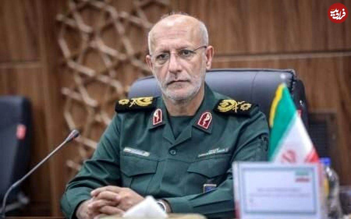عکس؛ سفر به تاریخ؛ «سردار محرابی» در دهۀ 20 سالگی در حال گفتگو با بی‌سیم در سنگر؛ دهۀ 60