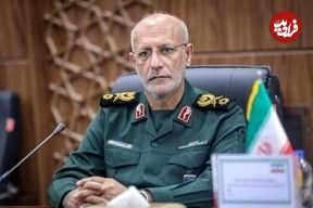 عکس؛ سفر به تاریخ؛ «سردار محرابی» در دهۀ 20 سالگی در حال گفتگو با بی‌سیم در سنگر؛ دهۀ 60