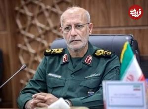 عکس؛ سفر به تاریخ؛ «سردار محرابی» در دهۀ 20 سالگی در حال گفتگو با بی‌سیم در سنگر؛ دهۀ 60