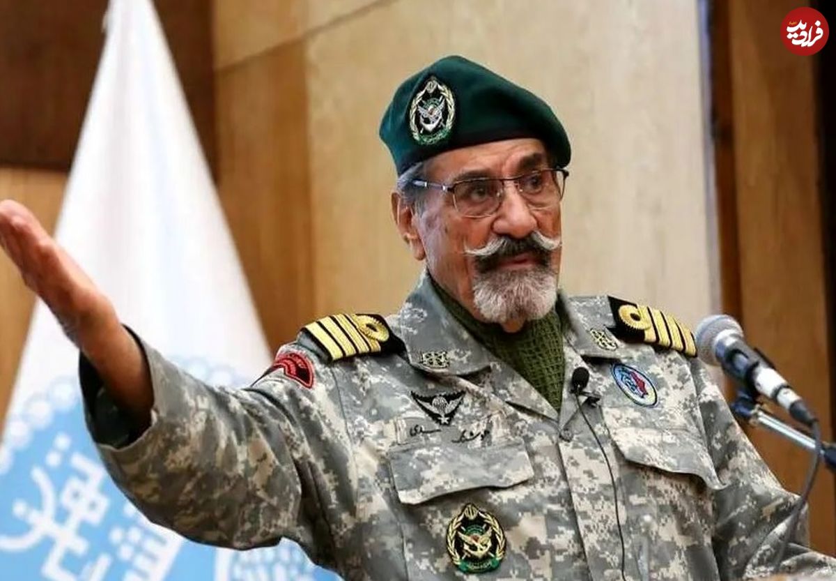 عکس؛ سفر به تاریخ؛ «ناخدا صمدی، فرماندۀ تکاوران خرمشهر» در کنار دریانوردان جوان ارتش