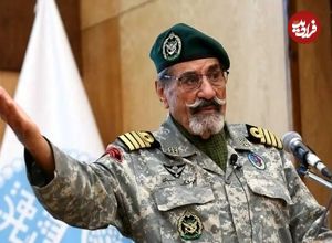 عکس؛ سفر به تاریخ؛ «ناخدا صمدی، فرماندۀ تکاوران خرمشهر» در کنار دریانوردان جوان ارتش