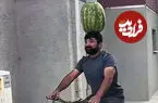 ببینید| دوچرخه‌سواری با هندوانه‌ای ۴۰ کیلویی روی سر!