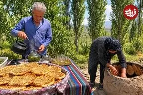 ببینید| غذای روستایی در ایران؛ پخت نان سنتی در تنور و تهیه دمنوش با نعنای کوهی تازه