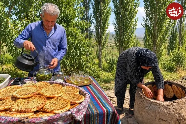 ببینید| غذای روستایی در ایران؛ پخت نان سنتی در تنور و تهیه دمنوش با نعنای کوهی تازه