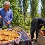 ببینید| غذای روستایی در ایران؛ پخت نان سنتی در تنور و تهیه دمنوش با نعنای کوهی تازه