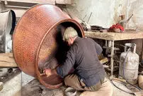 (ویدئو) مسگری؛ فرآیند ساخت درب قابلمه مسی توسط استاد مسگر ایرانی