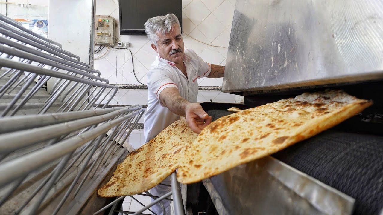 (ویدئو) فرآیند صفر تا صد تهیه نان تافتون در نانوایی های ایرانی