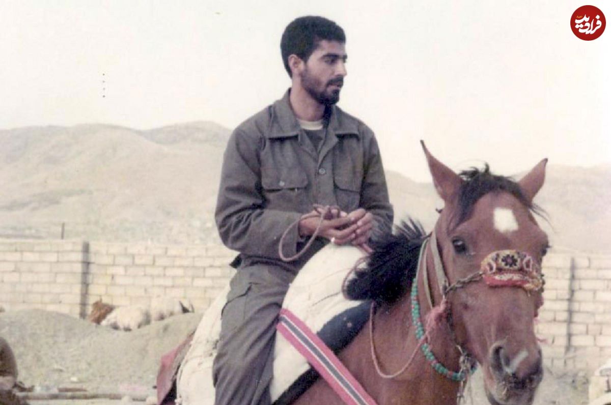 عکس| سفر به تاریخ؛ «سردار سلیمانی» در مقابل قلعه حلب سوریه؛ دهه 90